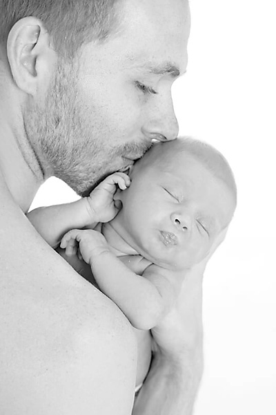Ein Newbornfoto mit Papa ist voller Emotionen und eine einmalige Erinnerung