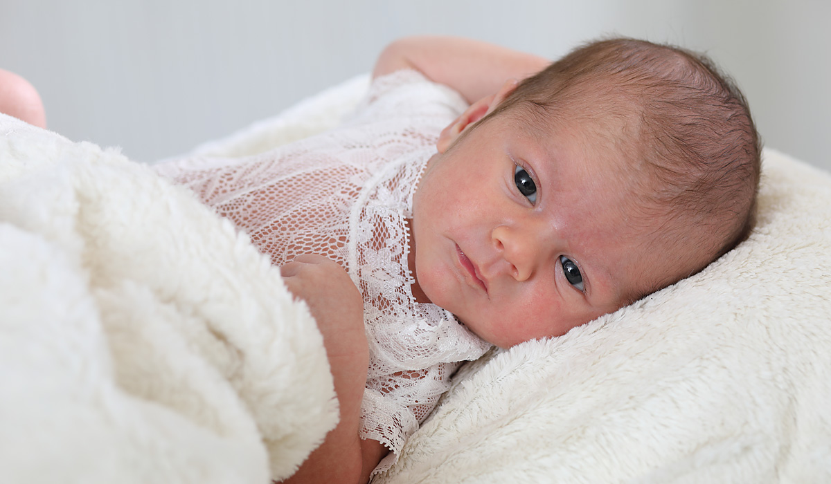 Newborn- oder auch Neugeborenenfotos lassen Babys erstrahlen. Wir fotografieren mit Gefühlscharakter im trendsetter Fotostudio in Chemnitz Sachsen.