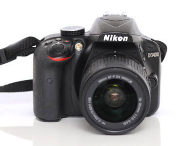 Die Nikon D3400 ist eine leichte Spiegelreflexkamera ideal zum Einstig in diese Kategorie.