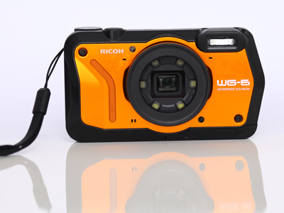 Die Ricoh WG-6 ist eine rubuste, stoßfeste und wasserdichte Kamera. Ideal also für Kinderhände