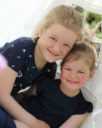Kindergartenfoto Tipizelt im Sommer vom trendsetter Fotostudio Chemnitz