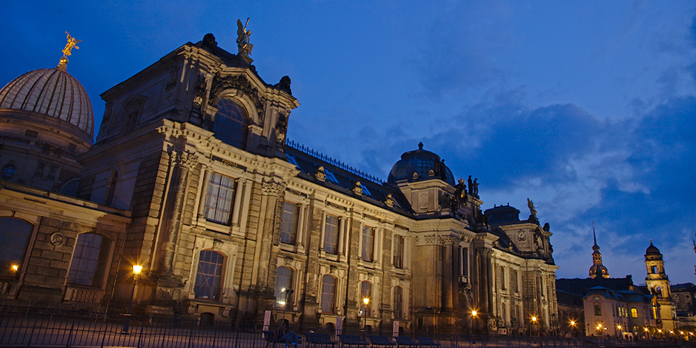 In der blauen Stunde in Dresden fotografieren und die Lichter der Dämmerung einfangen.