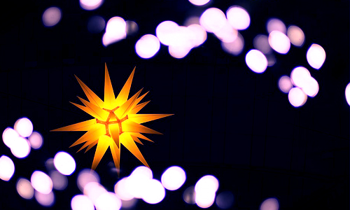 In der blauen Stunde auf dem Chemnitzer Weihnachtsmarkt fotografieren und die Lichter der Dämmerung einfangen.