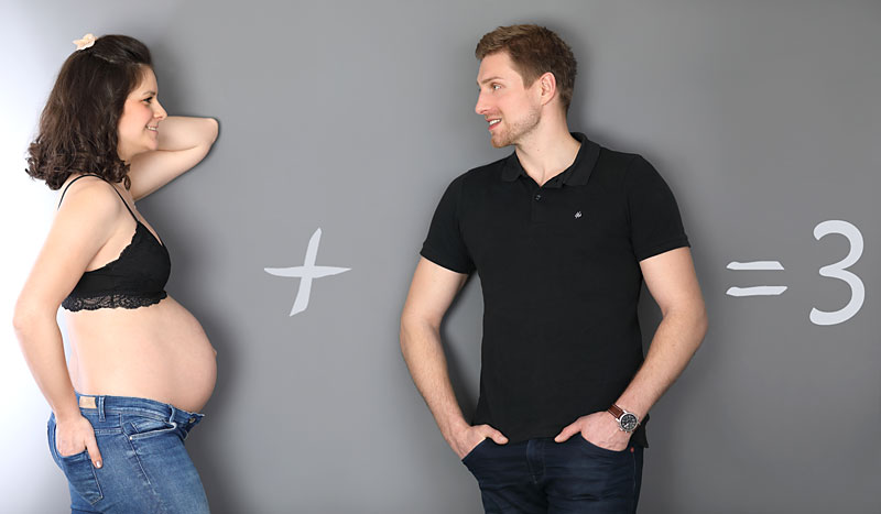 An einer Tafel stehen Mama und Papa und der Schriftzug 1+1=