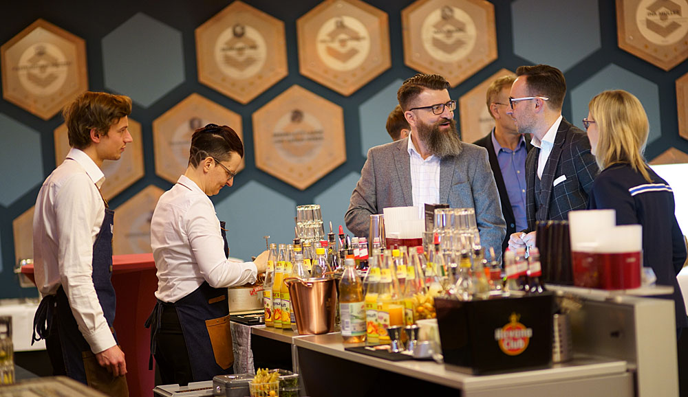 Menschen reden und stehen an der Bar