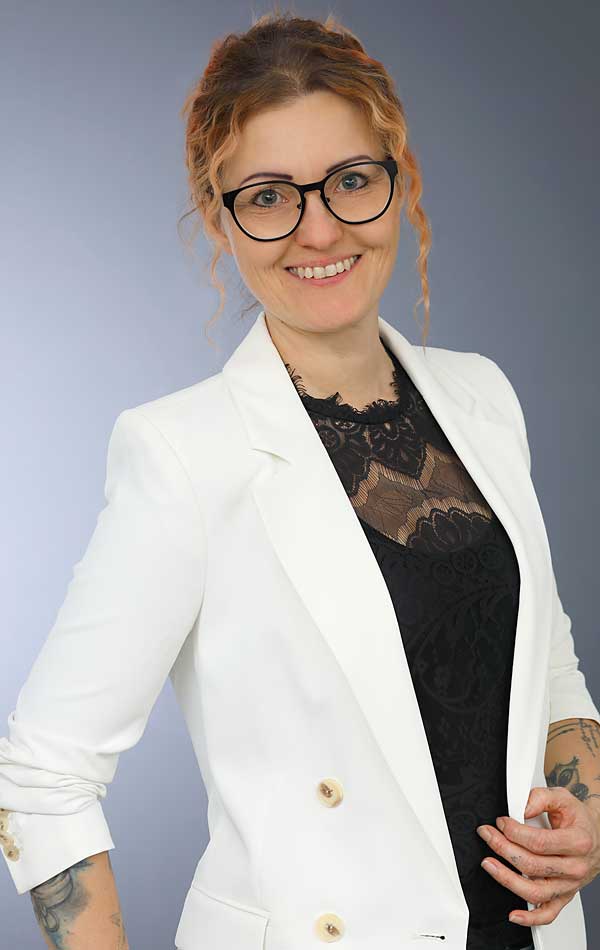 Frau mit hellem Blazer, Bewerbungsfoto Fotostudio Chemnitz