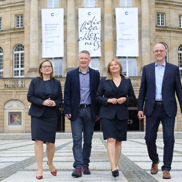 Brandingfoto-chemnitz Professionelles Brandingfoto eines Teams aus Chemnnitz auf dem Theaterplatz – authentische Darstellung der Marke in Verbindung mit der Stadt Chemnitz