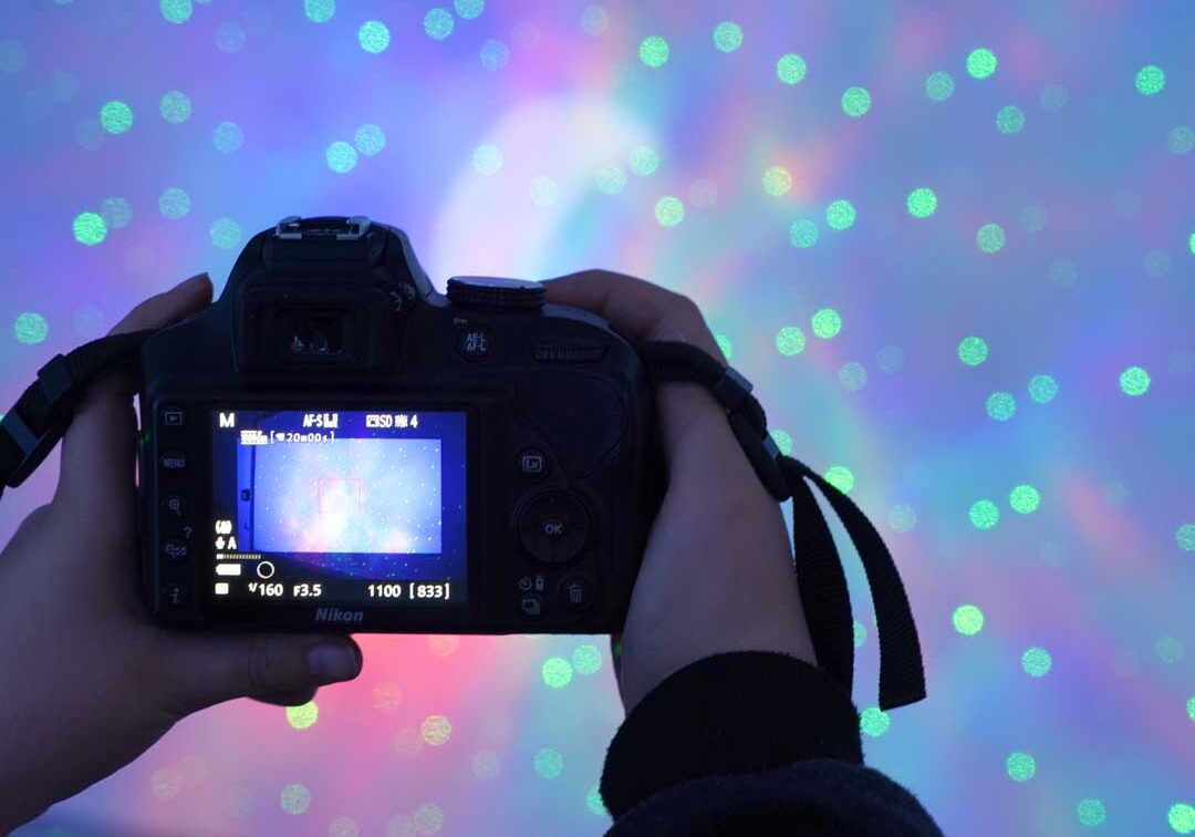 Kind mit Kamera vor Sternenhimmel, Junge Bildgestalter – Kreativer Fotokurs für Kinder (8–12 Jahre)